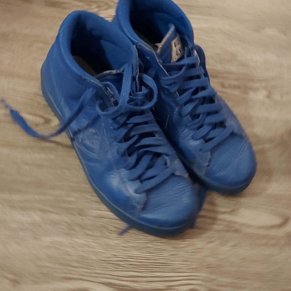 Low cut dance athletic Converse shoes, fits 8.5